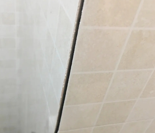 枝江瓷砖空鼓维修公司分享阳台瓷砖脱落的修复过程可以分为以下几个步骤
